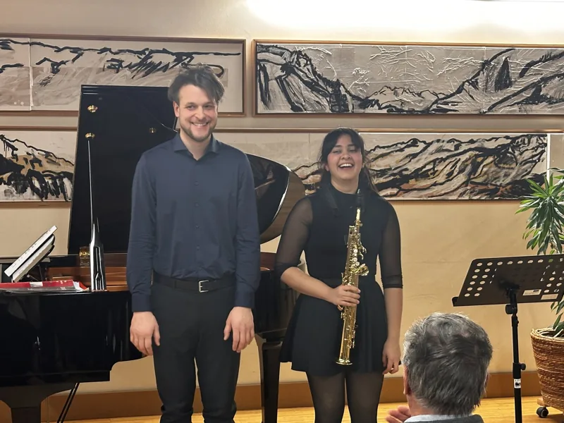 Christian Wachter et Laura Martínez saluent le public à Göfis, janvier 2026