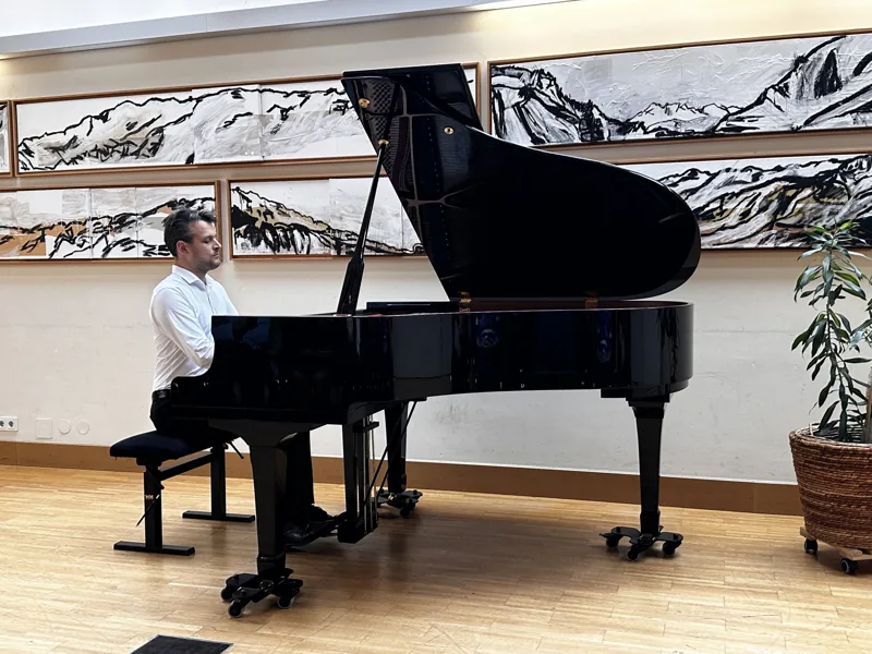 Christian Wachter au piano à queue dans le Konsumsaal de Göfis, mai 2025